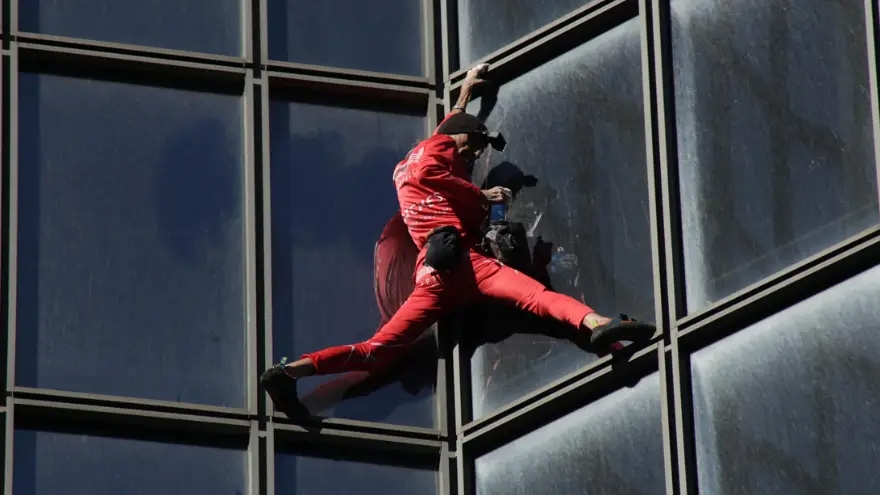 “Người nhện” 60 tuổi leo lên đỉnh tòa nhà 48 tầng ở Pháp